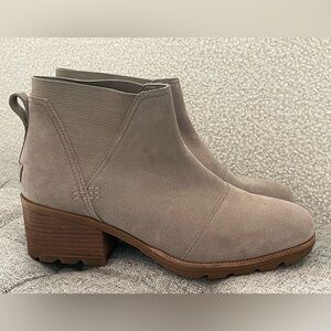 SOREL Women's Cate Chelsea Rain Boots Ankle Omega Taupe/ Gum Size 10 EUC Shoes
